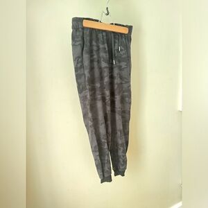 Size 4 lululemon camo pants